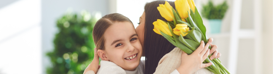 Petite fille offre des tulipes à sa maman